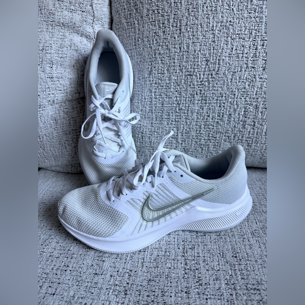 Nike Women's White Athletic Running Shoes with Silver Swoosh New Size 11